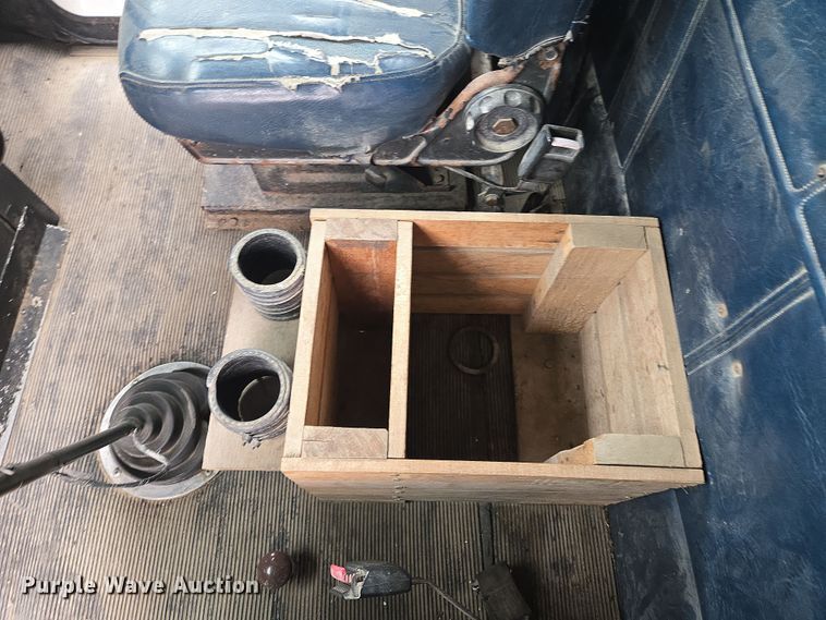 image for item EQ6980 1993 Freightliner USF-1E truck cab and chassis