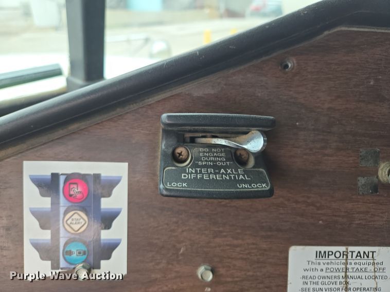 image for item EQ6980 1993 Freightliner USF-1E truck cab and chassis