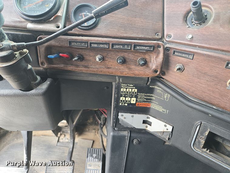 image for item EQ6980 1993 Freightliner USF-1E truck cab and chassis