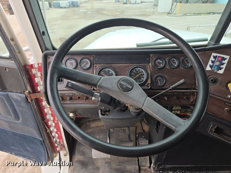 image for item EQ6980 1993 Freightliner USF-1E truck cab and chassis