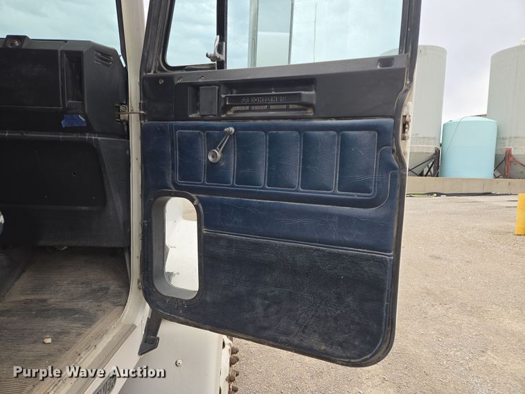 image for item EQ6980 1993 Freightliner USF-1E truck cab and chassis