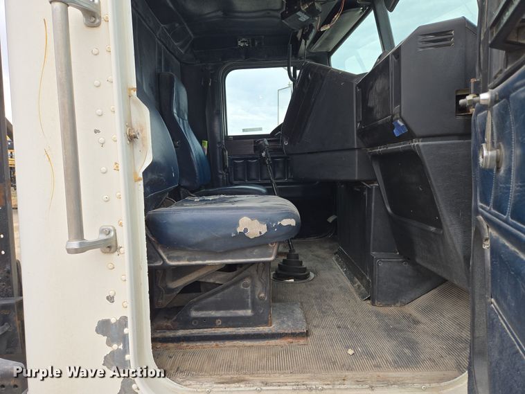 image for item EQ6980 1993 Freightliner USF-1E truck cab and chassis