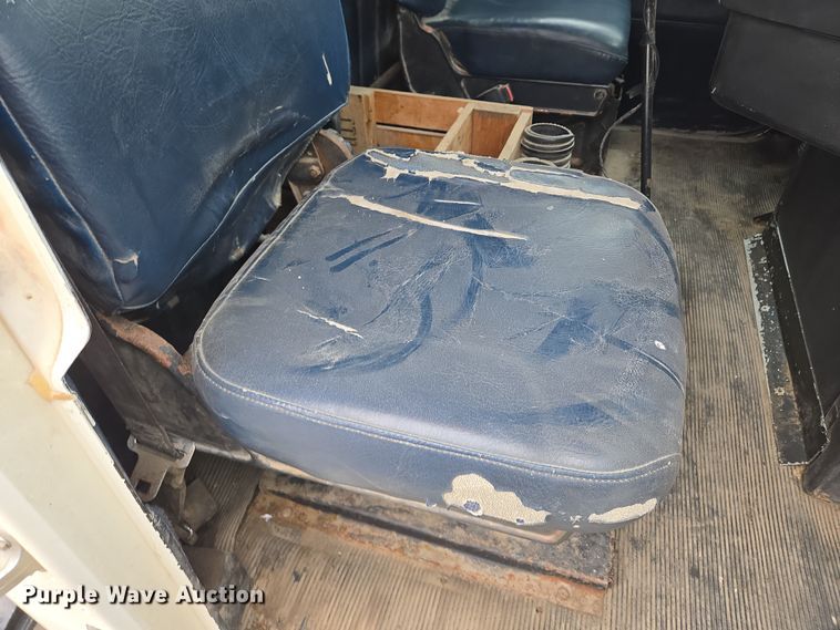 image for item EQ6980 1993 Freightliner USF-1E truck cab and chassis