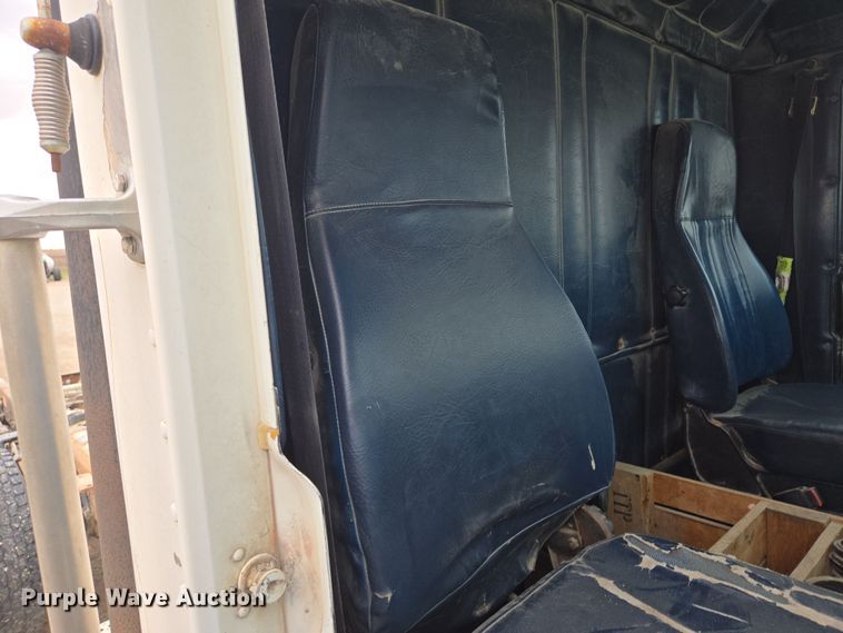 image for item EQ6980 1993 Freightliner USF-1E truck cab and chassis