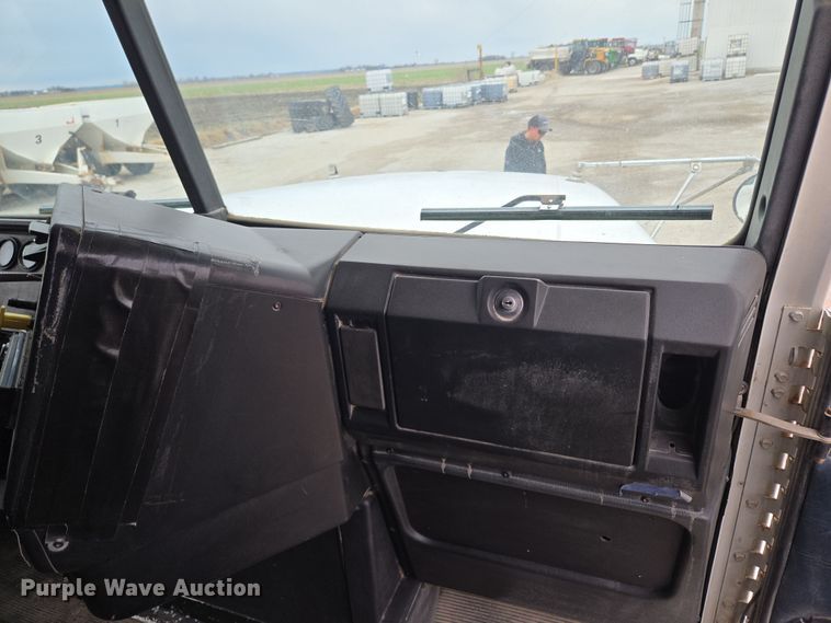 image for item EQ6980 1993 Freightliner USF-1E truck cab and chassis