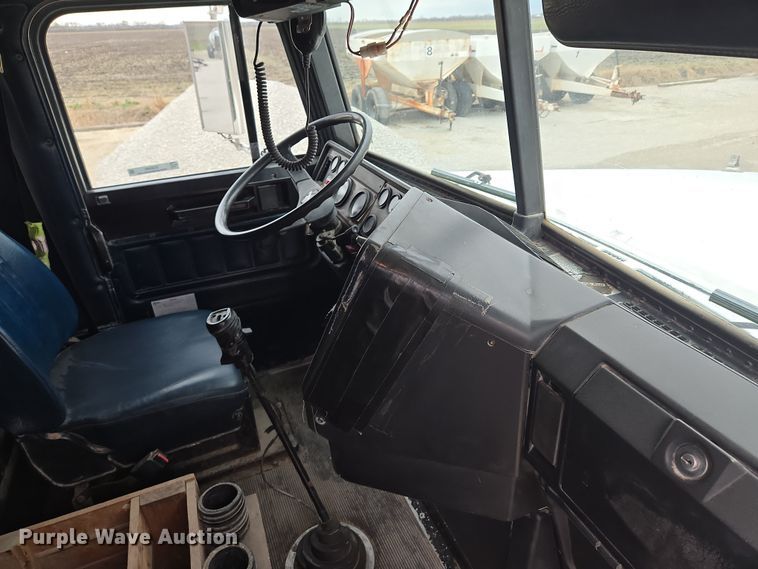 image for item EQ6980 1993 Freightliner USF-1E truck cab and chassis