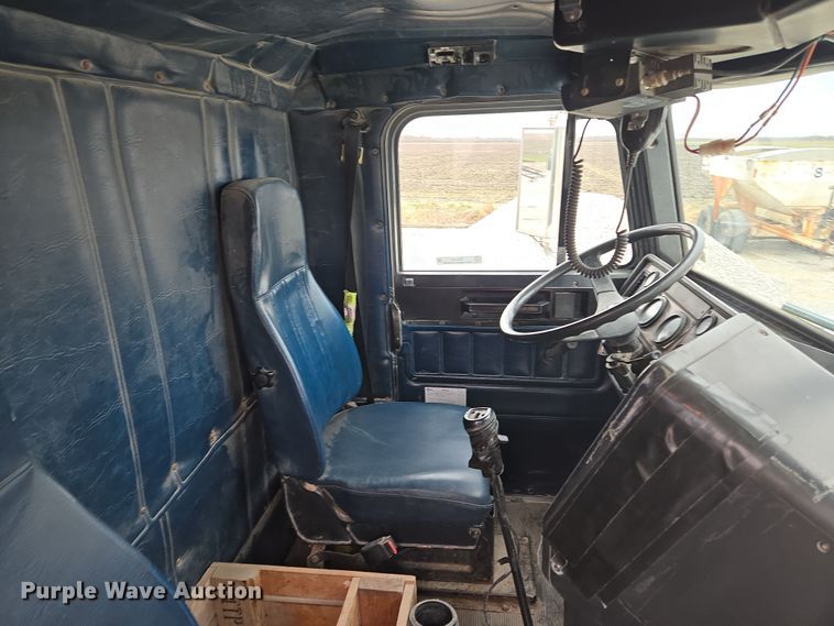 image for item EQ6980 1993 Freightliner USF-1E truck cab and chassis