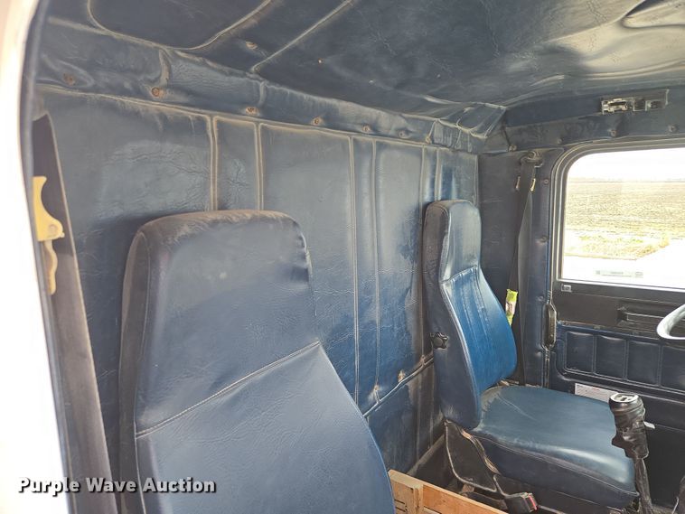 image for item EQ6980 1993 Freightliner USF-1E truck cab and chassis