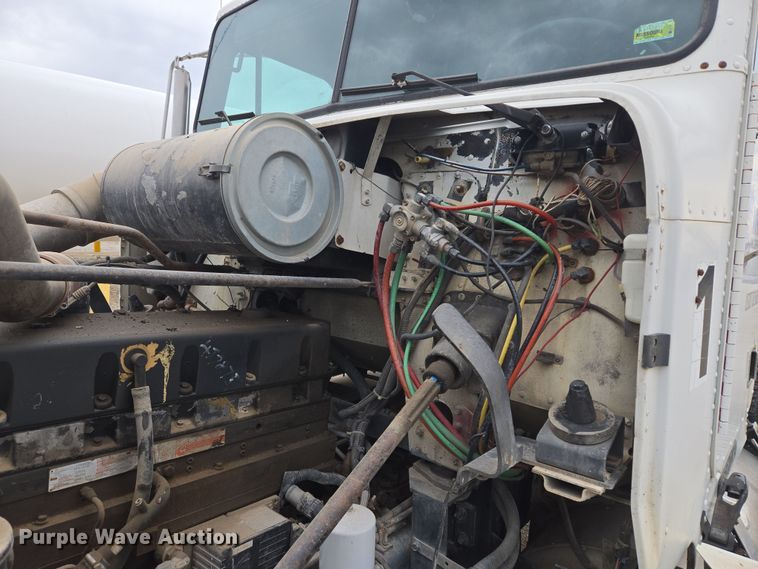 image for item EQ6980 1993 Freightliner USF-1E truck cab and chassis