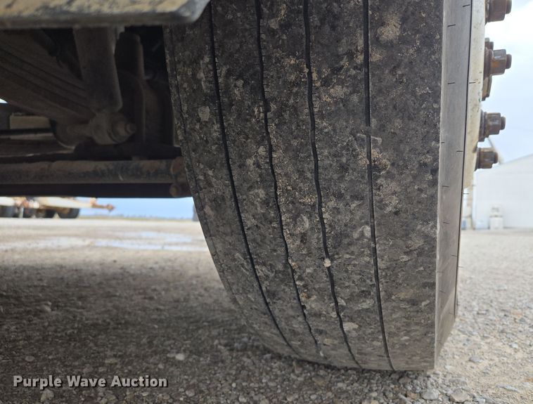 image for item EQ6980 1993 Freightliner USF-1E truck cab and chassis