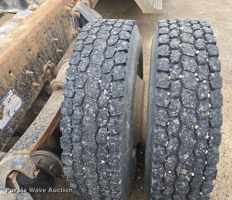 image for item EQ6980 1993 Freightliner USF-1E truck cab and chassis