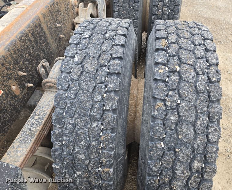 image for item EQ6980 1993 Freightliner USF-1E truck cab and chassis