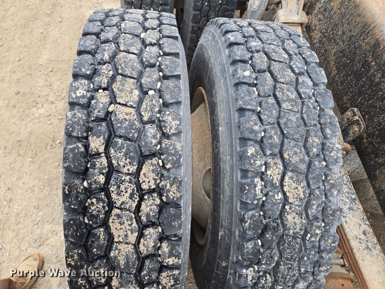 image for item EQ6980 1993 Freightliner USF-1E truck cab and chassis