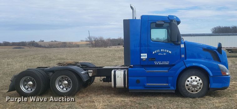 image for item ME9313 2017 Volvo VNL semi truck