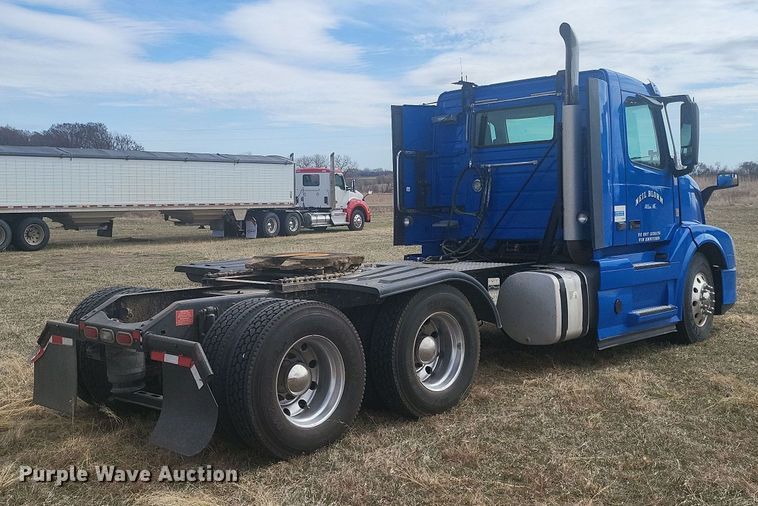 image for item ME9313 2017 Volvo VNL semi truck