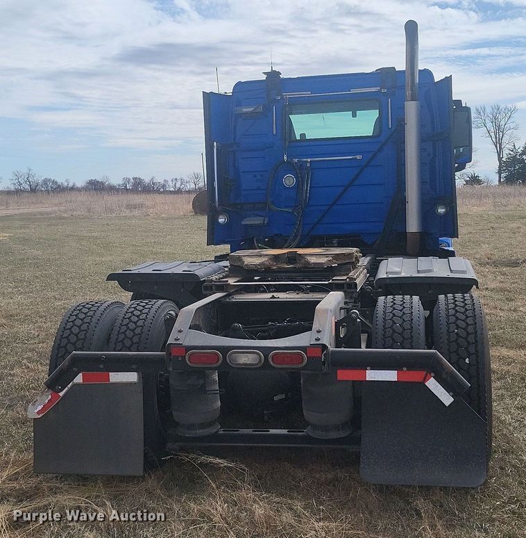 image for item ME9313 2017 Volvo VNL semi truck