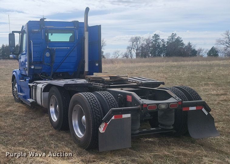 image for item ME9313 2017 Volvo VNL semi truck