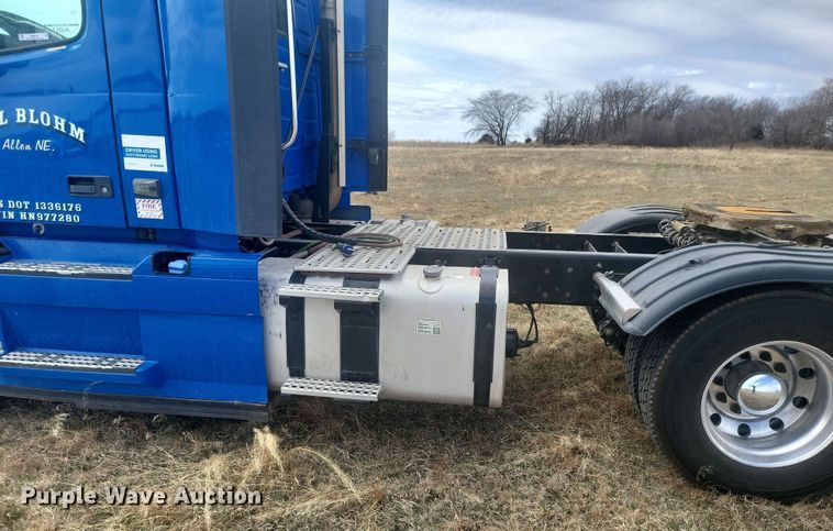 image for item ME9313 2017 Volvo VNL semi truck