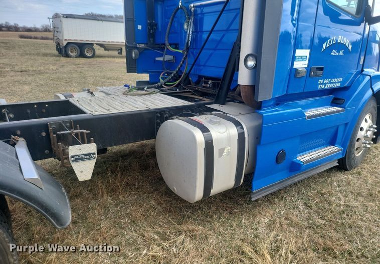 image for item ME9313 2017 Volvo VNL semi truck