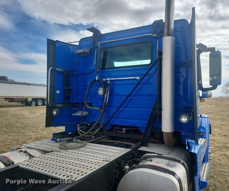 image for item ME9313 2017 Volvo VNL semi truck