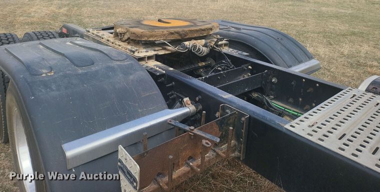 image for item ME9313 2017 Volvo VNL semi truck