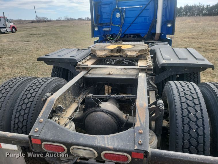 image for item ME9313 2017 Volvo VNL semi truck