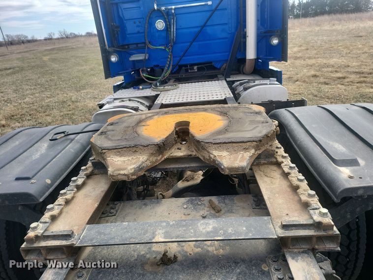 image for item ME9313 2017 Volvo VNL semi truck