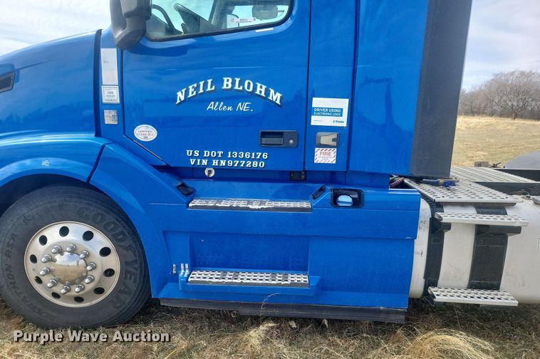 image for item ME9313 2017 Volvo VNL semi truck