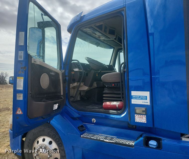 image for item ME9313 2017 Volvo VNL semi truck