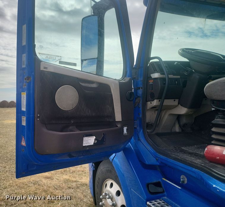 image for item ME9313 2017 Volvo VNL semi truck