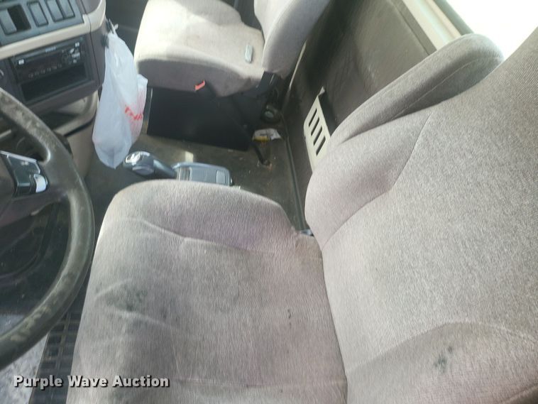 image for item ME9313 2017 Volvo VNL semi truck