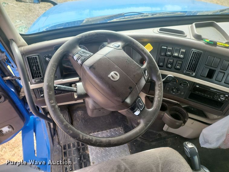 image for item ME9313 2017 Volvo VNL semi truck