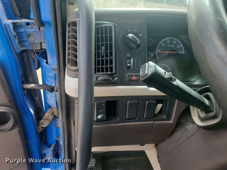 image for item ME9313 2017 Volvo VNL semi truck