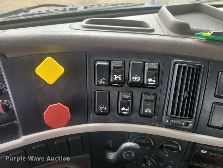 image for item ME9313 2017 Volvo VNL semi truck