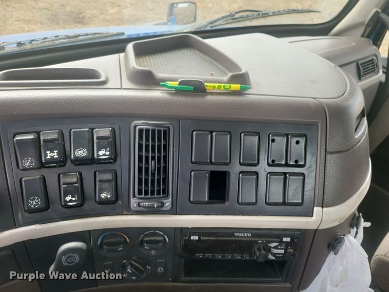 image for item ME9313 2017 Volvo VNL semi truck