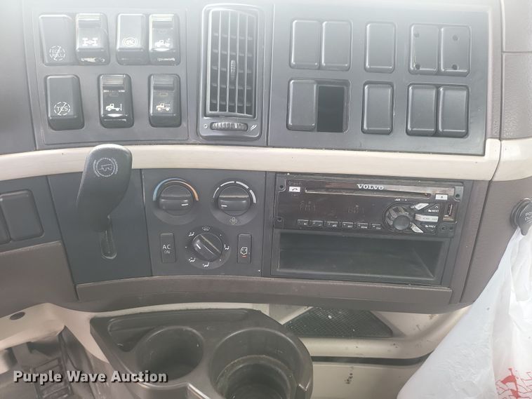 image for item ME9313 2017 Volvo VNL semi truck