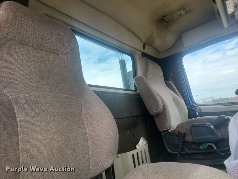 image for item ME9313 2017 Volvo VNL semi truck