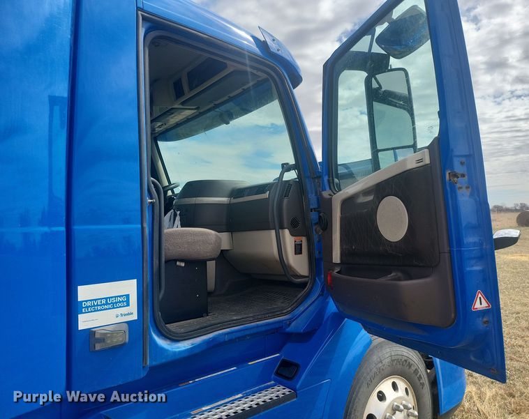image for item ME9313 2017 Volvo VNL semi truck