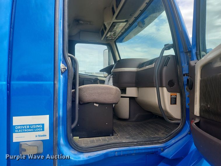 image for item ME9313 2017 Volvo VNL semi truck