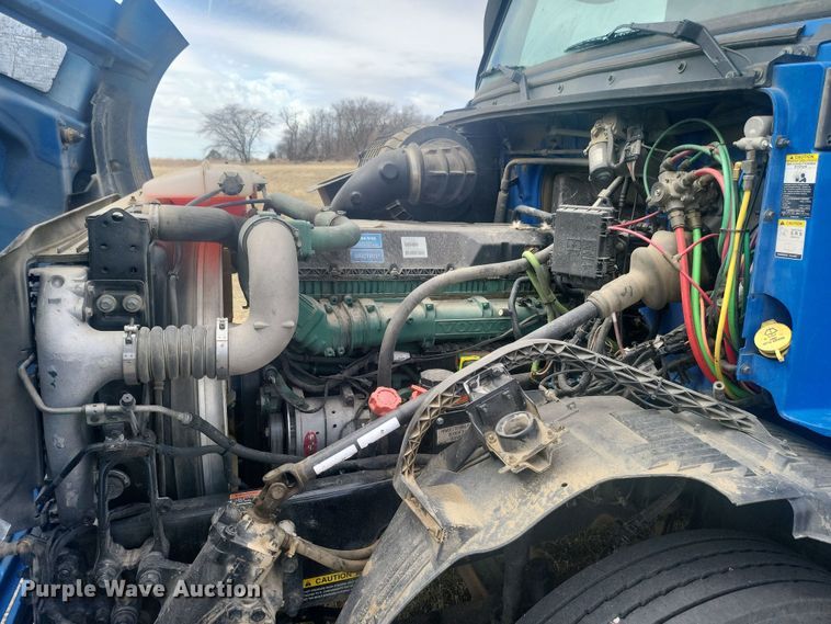 image for item ME9313 2017 Volvo VNL semi truck