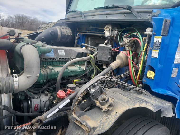 image for item ME9313 2017 Volvo VNL semi truck