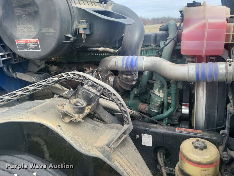 image for item ME9313 2017 Volvo VNL semi truck