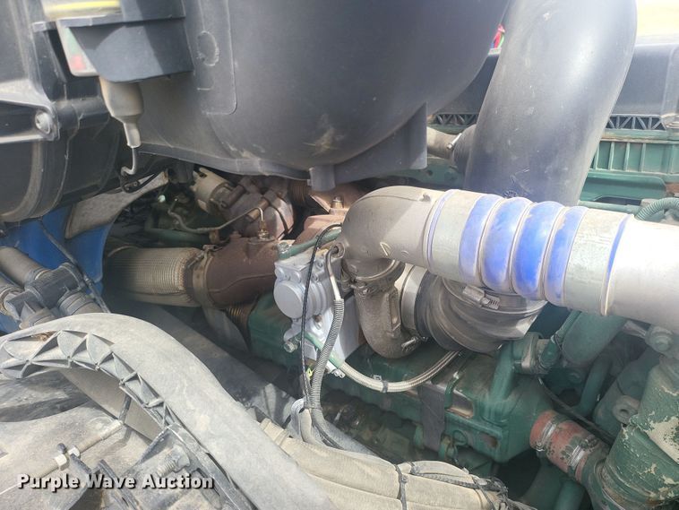 image for item ME9313 2017 Volvo VNL semi truck