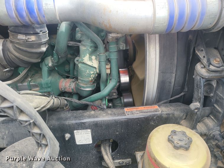 image for item ME9313 2017 Volvo VNL semi truck