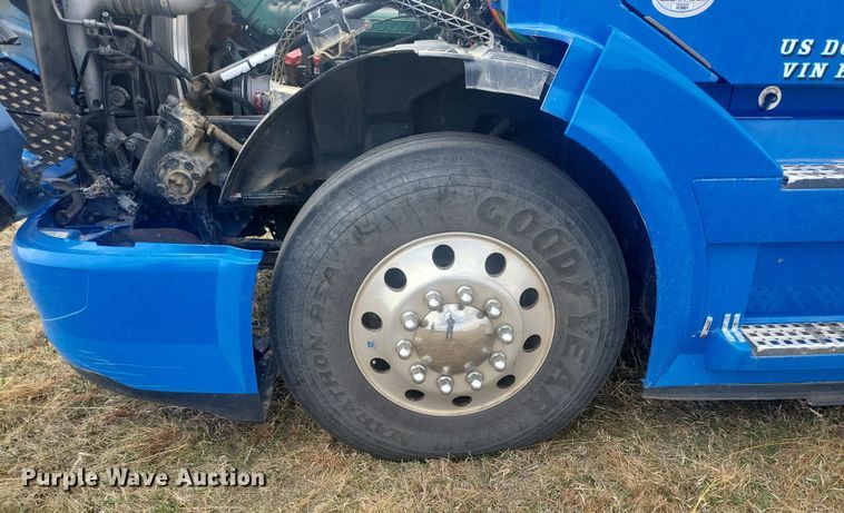 image for item ME9313 2017 Volvo VNL semi truck