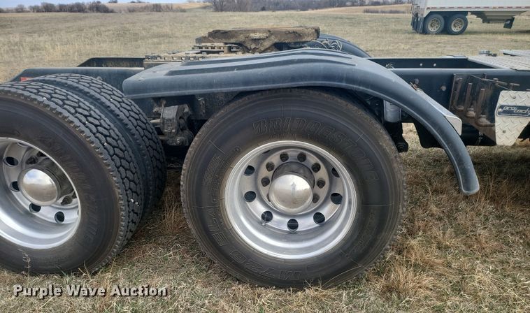 image for item ME9313 2017 Volvo VNL semi truck