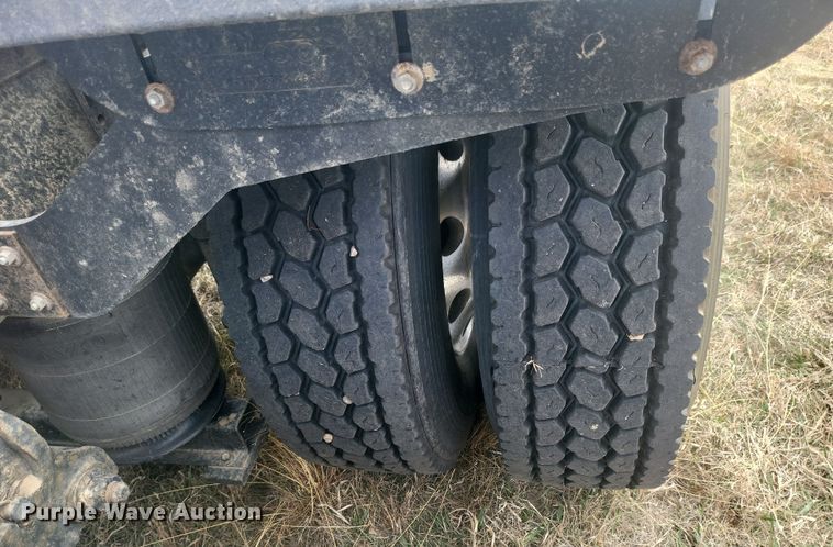 image for item ME9313 2017 Volvo VNL semi truck