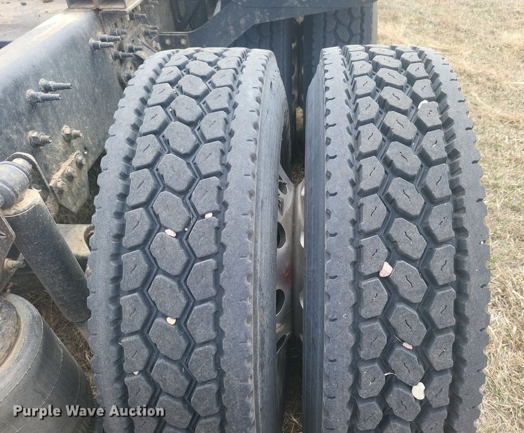 image for item ME9313 2017 Volvo VNL semi truck