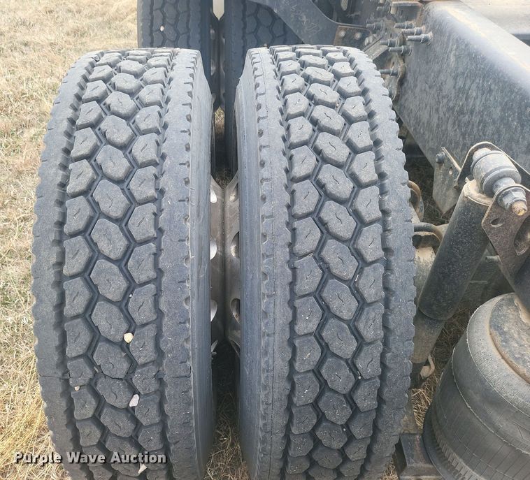 image for item ME9313 2017 Volvo VNL semi truck