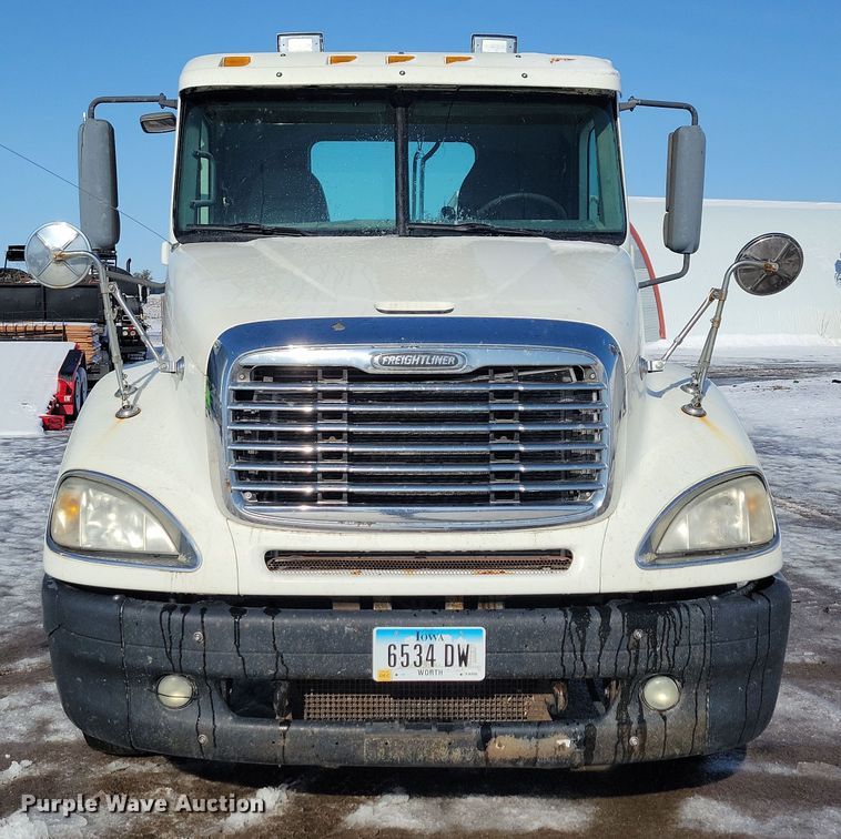 image for item NB9998 2004 Freightliner Columbia semi truck